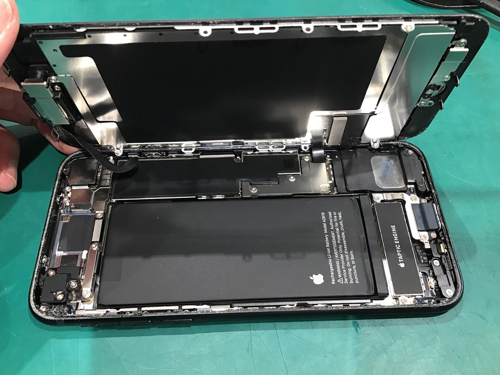 iPhoneSE3のバッテリー交換修理ならデータそのまま・即日修理のスマホ修理工房　丸井錦糸町店へ！